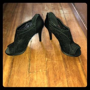 Women’s black heels, size 8. Never been worn.